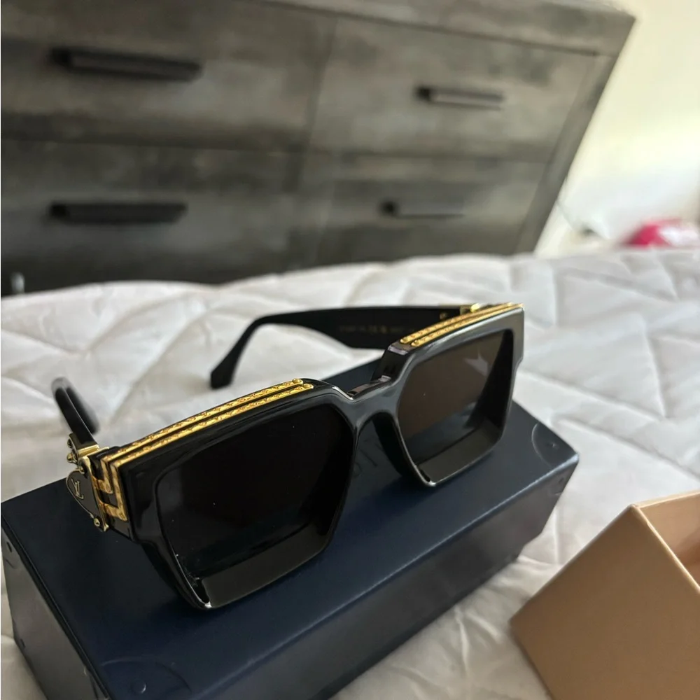 Louis Vuitton Black and Gold Glasses - Picture 5 of 6